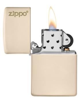 Aansteker Zippo Flat Sand with Zippo logo open met vlam 