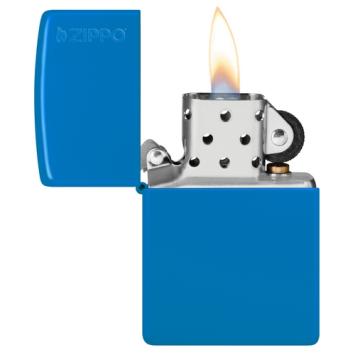 Zippo aansteker Sky Blue Matte with Zippo Logo open met vlam