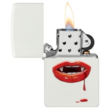 Zippo aansteker Vampire Design open met vlam